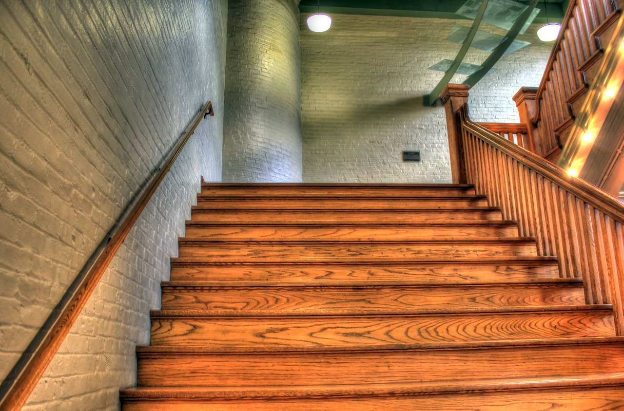 Schodowy majstersztyk – producent schodów drewnianych mazowieckie. Schody na beton Warszawa