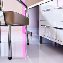 Chromowane elementy meblowe i inspiracje: nowoczesny efekt chromu
