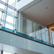Szklane balustrady – bezpieczeństwo, nowoczesny design i zastosowania